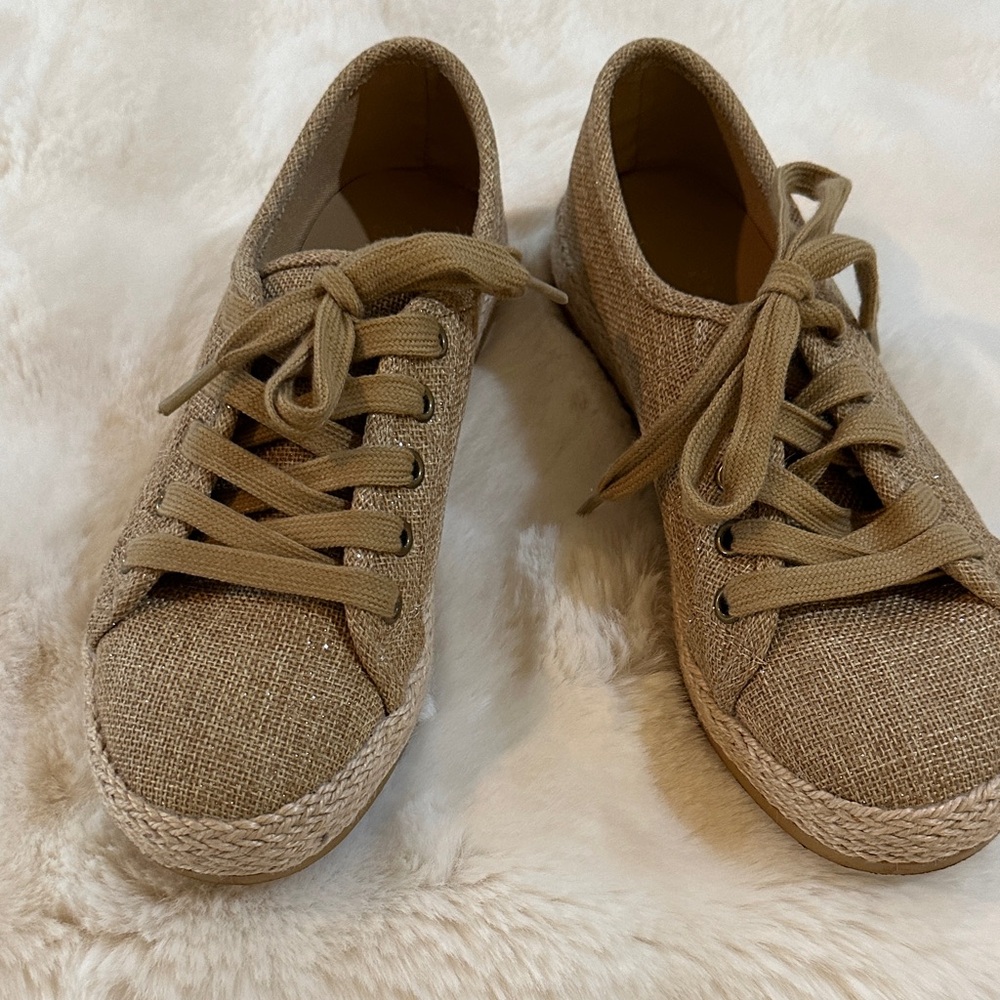 Tommy Bahama Tan With A Little Sparkle Sneaker. Size 7 - Picture 7 of 7